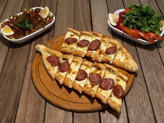 Sucuklu Kaşarlı Pide