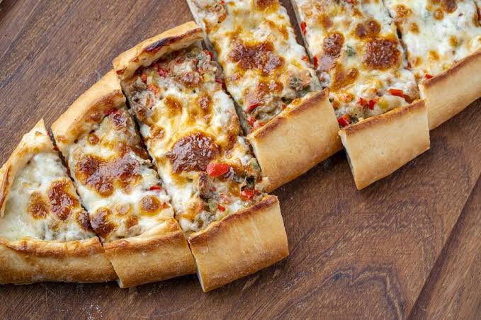Kıymalı Kaşarlı Pide